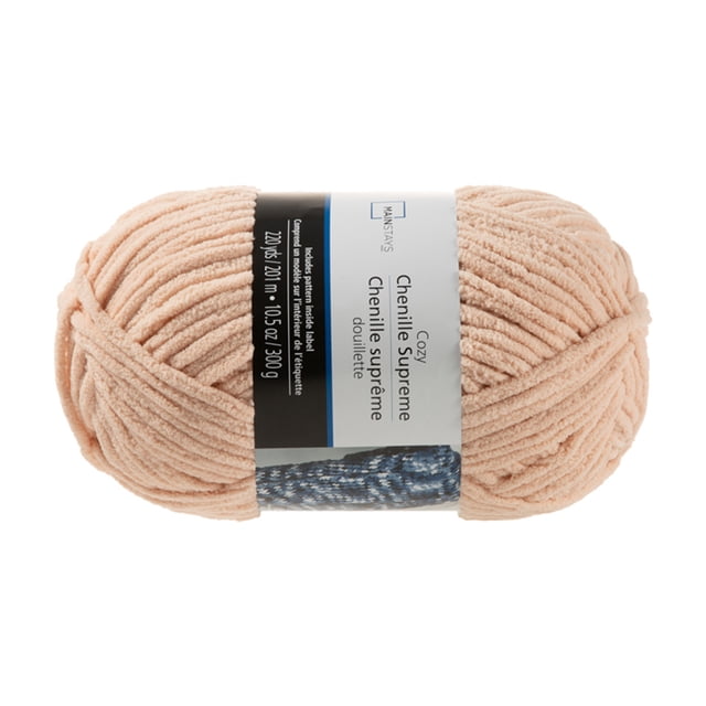 Mainstays Écheveau de Fil Chenille Douillet Camée Rose Suprême en Rose Doux, 220 yards (201 m) et 10.5 Onces (300 g), avec texture Chenille Idéal pour Couvertures et Projets de Tricot Douillets, Montré dans une Vue Latérale Centrée avec Étiquette Affichant les Détails du Produit.