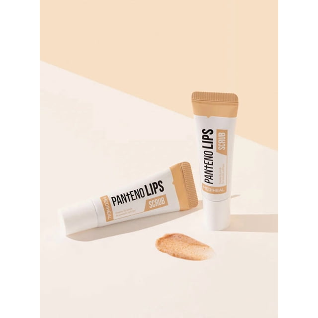 Mediheal Pantenolips Scrub tubes de 10 ml sur une surface beige et Blanche, l'Un Vertical et l'Autre Allongé, avec un Bavure d'Exfoliant à Lèvres Crémeux Contenant une Poudre de Noix Finement Moulue pour Enlever en Douceur les Peaux Mortes et Hydrater les Lèvres.