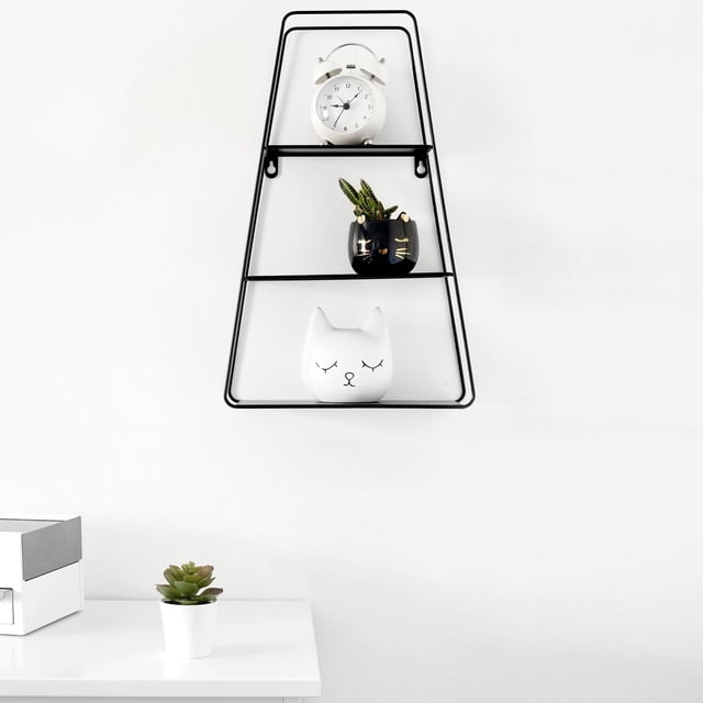Truu Design Étagère Murale Décorative Trapézoïdale Flottante avec Cadre en Métal Noir et Trois Niveaux, Montée sur un Mur Blanc, Présentant un Réveil Blanc, un Cache-Pot en Forme de Chat Noir avec une Succulente et une Pièce de Déco en Céramique en Forme de Chat Blanc, Convient pour Mettre en Valeur de Petits Articles Décoratifs dans les Salons Ou les Bureaux.