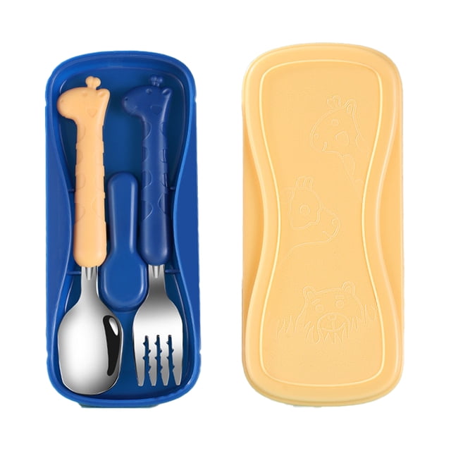 Toddler Utensils Kids Spoon and Fork Flatware Set with a cute giraffe design. Includes a stainless steel spoon with smooth edges and a fork with round tines, both featuring giraffe-shaped handles for a comfortable grip. Packaged in a blue carry case with a yellow lid embossed with animal patterns, ideal for travel and encouraging independent eating for children aged 3 and up.