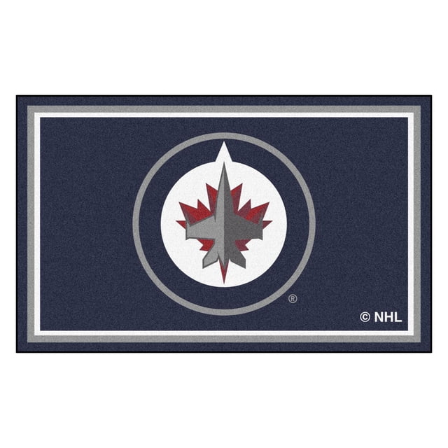 LNH-Jets de Winnipeg Tapis 4x6 Affichant un logo Jets de Winnipeg Centré avec un Avion de Chasse Gris sur une Feuille d'Érable Rouge à l'Intérieur d'Un Cercle Blanc sur un Tapis en nylon Bleu Marine de 32 oz. Il a une double Bordure Grise et Blanche, un Endos en latex Antidérapant et une Impression chromojet en Véritables Couleurs d'Équipe, Convient aux Salles de Jeux, aux Bureaux Ou aux Chambres.