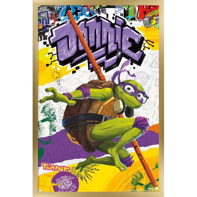 Les Tortues Ninja : Mutant Mayhem - Affiche Murale Donatello, 22,375 Pouces x 34 Pouces, Représente Donatello Accroupi avec Son Bâton orange bo devant un Texte Violet « Donnie » Style Graffiti. l'Arrière-plan vibrant Mélange Jaune, Blanc et Violet avec des Éclaboussures de Peinture Verte. Donatello Porte un Masque Violet, des Lunettes et des Tampons de Protection. Imprimée sur Papier Lustré, Cette Oeuvre Murale Convient aux Chambres, Bureaux Ou Dortoirs et Est Idéale pour Ajouter une Déco Audacieuse et Colorée.