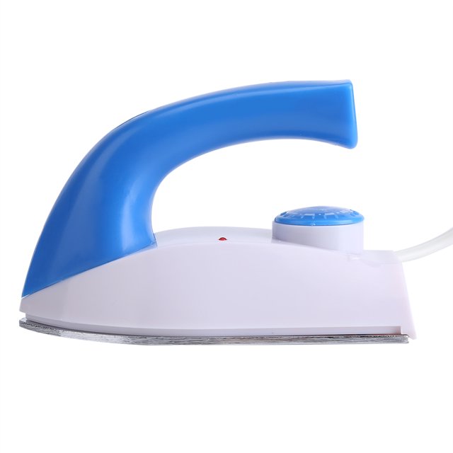 Fdit Mini Fer US 110V-220V, un Fer de Voyage compact avec Contrôle de la Température, Montré dans une Vue de Profil Latérale. le Fer Présente une Poignée Bleue, un Corps Blanc et un design compact, Idéal pour le Repassage du Col et du Poignet. Convient à la Maison et aux Voyages, Comprend des Réglages Thermostatiques Ajustables pour Différents types de Tissus et un Cordon d'Alimentation Détachable pour un Rangement Facile.