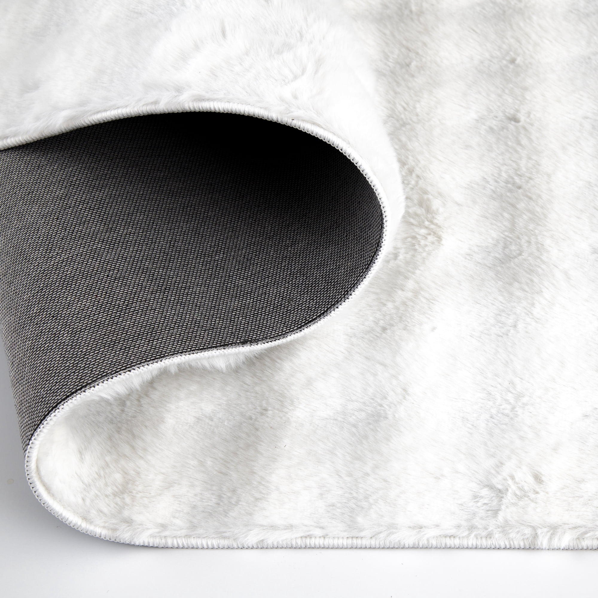 Tapis Mainstays Bubble Rabbit en fausse fourrure blanche 500 g/m², format 152 x 213 cm, recommandé pour le salon, la salle à manger et la chambre.