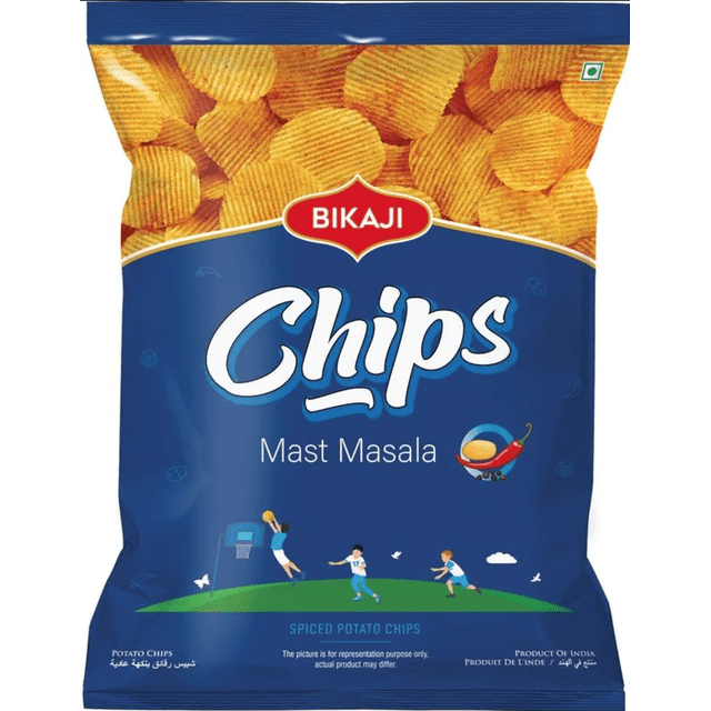 Bikaji Croustilles Mast Masala 80 g Sac de Croustilles Crantées Épicées Assaisonnées avec des Épices Indiennes Authentiques, Présentant un Emballage Bleu et Jaune avec le logo Bikaji et des illustrations d'Enfants Jouant au basketball sur un Terrain Vert.