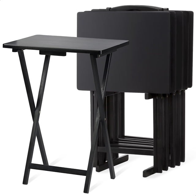PJ Wood Tables Pliantes pour Télé avec Étagère de Rangement Compacte, Noir, Ensemble de 5 Pcs. Cet Ensemble Comprend Cinq Tables Pliantes Rectangulaires en Bois Massif avec une Finition Noire Élégante. Chaque table Présente une surface Plate et Spacieuse et des Pieds Pliables pour une Installation et un Rangement Faciles. l'Ensemble Est Livré avec une Étagère de Rangement Compacte Qui Tient les Tables Verticales Lorsqu'elles Ne Sont Pas Utilisées. Idéal pour Manger, Travailler Ou Se Détendre devant la Télé. Chaque table Mesure 19,09 x 14,57 x 26,00 Pouces.
