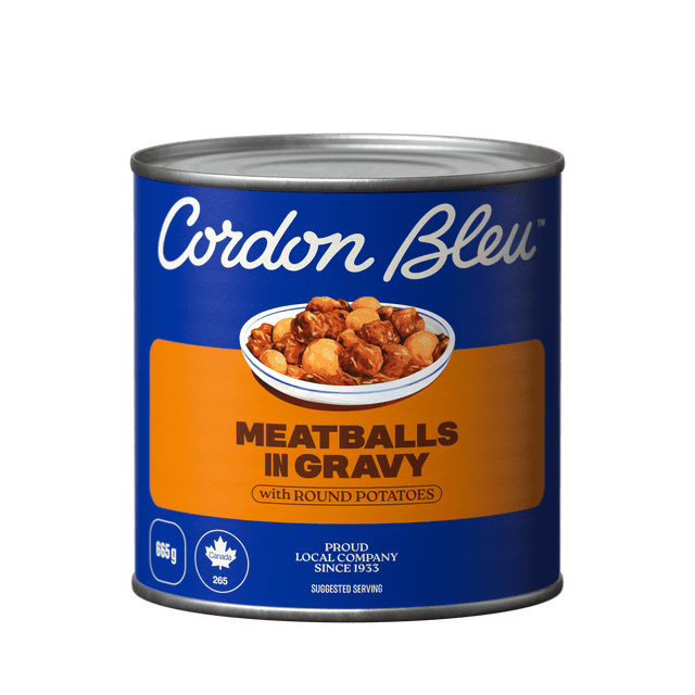 Cordon Bleu Boulettes de Viande en Sauce avec Pommes de Terre Rondes Produit Alimentaire en Conserve avec une Étiquette Bleue et orange Présentant une illustration de Boulettes de Viande et de Pommes de Terre Rondes en Sauce, 665 Grammes, Fabriqué par une Fière Entreprise Locale Canadienne depuis 1933, Prêt à Réchauffer et à Servir comme Repas Familial Rapide.