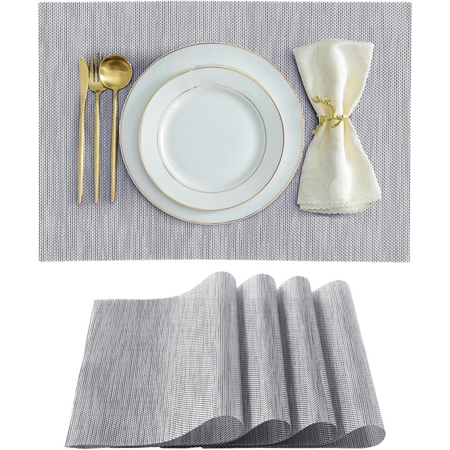 Meitianfacai Ensemble de 4 Napperons en Vinyle Résistants à la Chaleur en Argent, avec un design en Tissage PVC Antidérapant. l'Image du Dessus Montre une Installation de Salle à Manger avec une Assiette Blanche, des Ustensiles Dorés et une Serviette Pliée sur le Napperon, Tandis Que l'Image du Bas Met en Valeur le Matériau flexible et Texturé des Napperons. Chaque Napperon Mesure 17,71 x 11,81 Pouces et Est Résistant à la Chaleur jusqu'à 176 °F, Ce Qui en Fait l'Idéal pour Protéger les tables des Éraflures