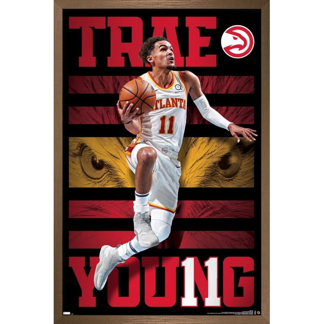 NBA Atlanta Hawks - Trae Young 20 Affiche Murale, 22,375 Pouces x 34 Pouces Encadrée Montrant Trae Young en Blanc Chandail des Atlanta Hawks Numéro 11 Sauteur avec basketball sur Fond Rayé Noir et Rouge avec Yeux de Faucon et Texte Rouge Audacieux Lisant Trae Young 11, Convient à une Déco Murale à Thème Sportif.