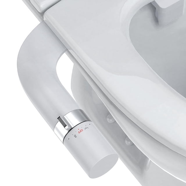 Bidet Accessoire de Toilette Non Électrique avec Deux Buses, Pression d'Eau Réglable et Admission en Acier Inoxydable. le design Ultra Mince s'Adapte sous les Sièges de Toilette Standards et Comprend un Levier Manuel pour Contrôler la Pression d'Eau Froide. Comprend Deux Buses Rétractables pour un Nettoyage Féminin et Arrière, une Fonction d'Auto-nettoyage et une Admission d'Eau en Acier Inoxydable durable. Installé sur un Siège de Toilette Blanc avec un Cadran de Commande Ergonomique visible.