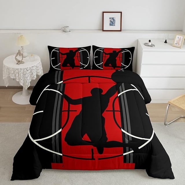 Ensemble de Douillette de Basketball pour Ados, Ensemble de Literie de Jeux Sportifs en Rouge et Noir, Présentant un design Audacieux à Thème de Basketball avec des silhouettes de Joueurs et des Anneaux. l'Ensemble Format Grand Comprend une Douillette Mesurant 90x90 Pouces et Deux Taies d'Oreiller Décoratives Mesurant 20x30 Pouces. Exposé dans un Décor de Chambre Moderne avec une Table de Nuit Blanche et une Chaise en Osier, la Literie Ajoute une Touche Vibrante et Sportive au Décor.