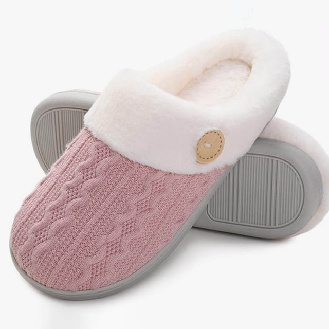 tumgatte Pantoufles d'Intérieur Mignonnes d'Hiver pour Femmes en Coton à Mémoire de Forme Peluche avec Empeigne Tricotée Texturée Rose, Doublure Peluche Blanche et Bout Rond. Comprend un Bouton Décoratif, une Semelle Grise Antidérapante et un Coussinage en Mousse à Mémoire de Forme pour le Confort. Idéales pour une Utilisation Décontractée à l'Intérieur et à l'Extérieur, Offrant un Port Léger et Respirant.