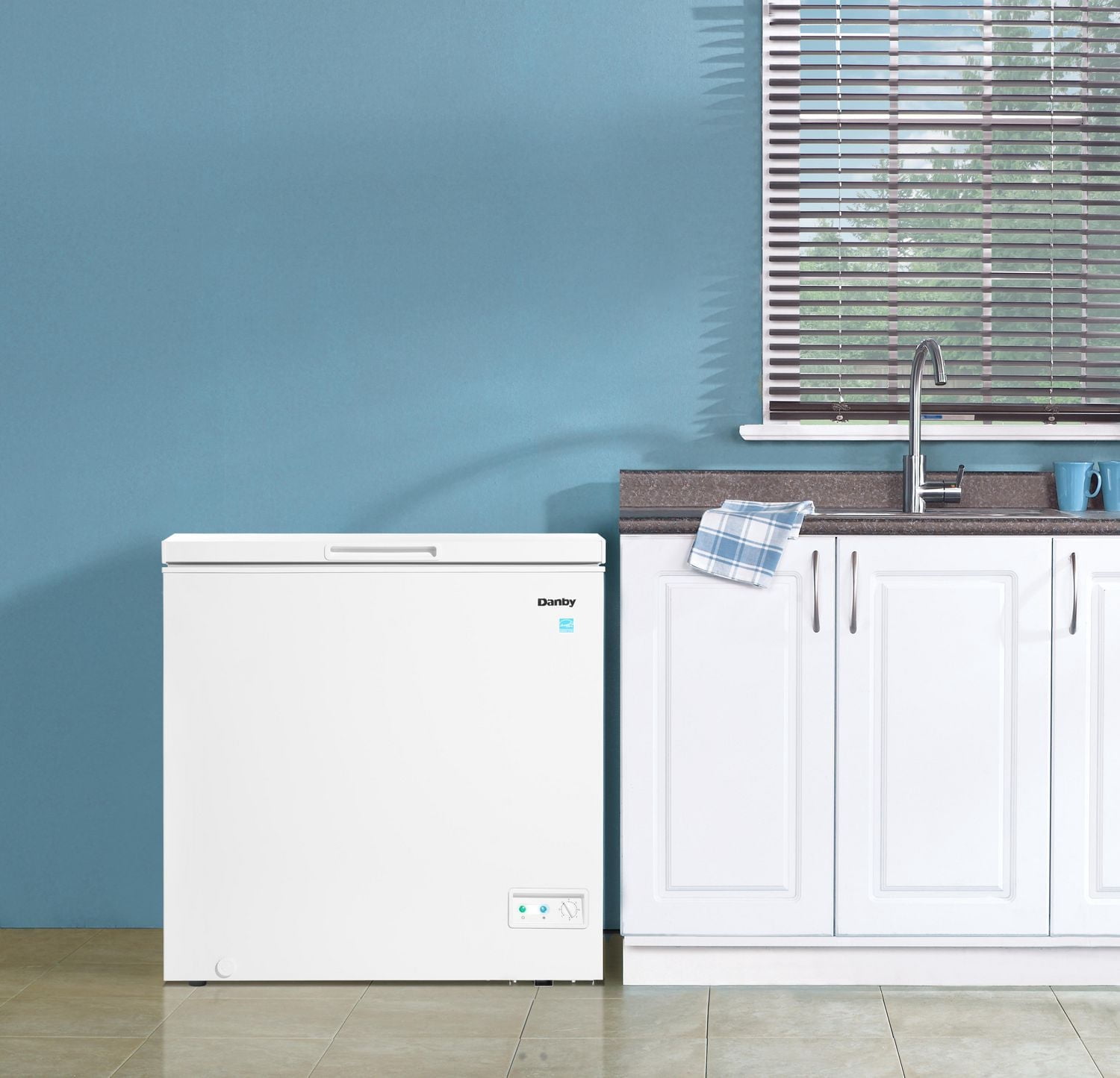 Danby DCF070A5WDB Congélateur coffre modèle carré de 7,0 pi3 en Blanc