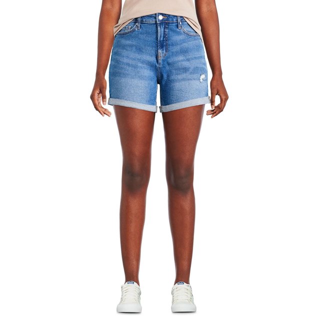 George Short Midi pour Femme en denim Bleu avec Mélange Coton-Spandex, avec Boucles de Ceinture, Braguette à Boutons et Fermeture Éclair, design Classique à 5 Poches, Poignets Roulés et Petit Détail Usé sur la Cuisse Droite, Montré sur un Modèle Portant des Espadrilles Blanches et un Haut beige sur Fond Blanc, Idéal pour un Usage Décontracté par Temps Chaud.
