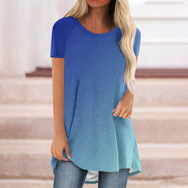Hauts d'Été pour Femmes, T-shirt à Col Rond à Dégradé de Couleurs avec Manches Courtes et Coupe Ample. Ce Haut Décontracté pour Femme Présente un Motif Dégradé Bleu, Col Rond et Ourlet Allongé, Style Décontracté avec des jeans. Fait de polyester, Convient au Port Quotidien en Toutes Saisons.