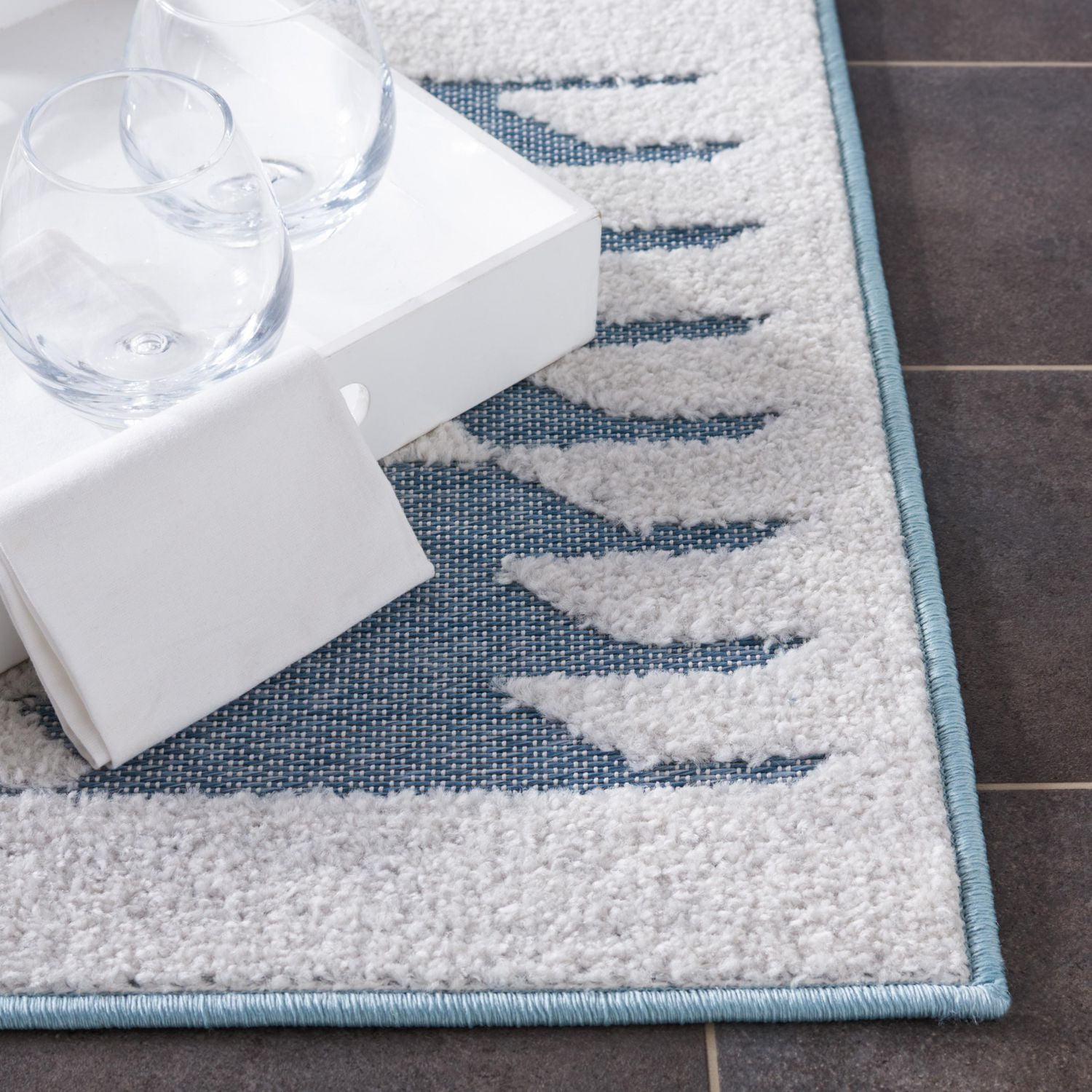 SAFAVIEH Sarasota Giovanni Tapis Intérieur/Extérieur Aztèque