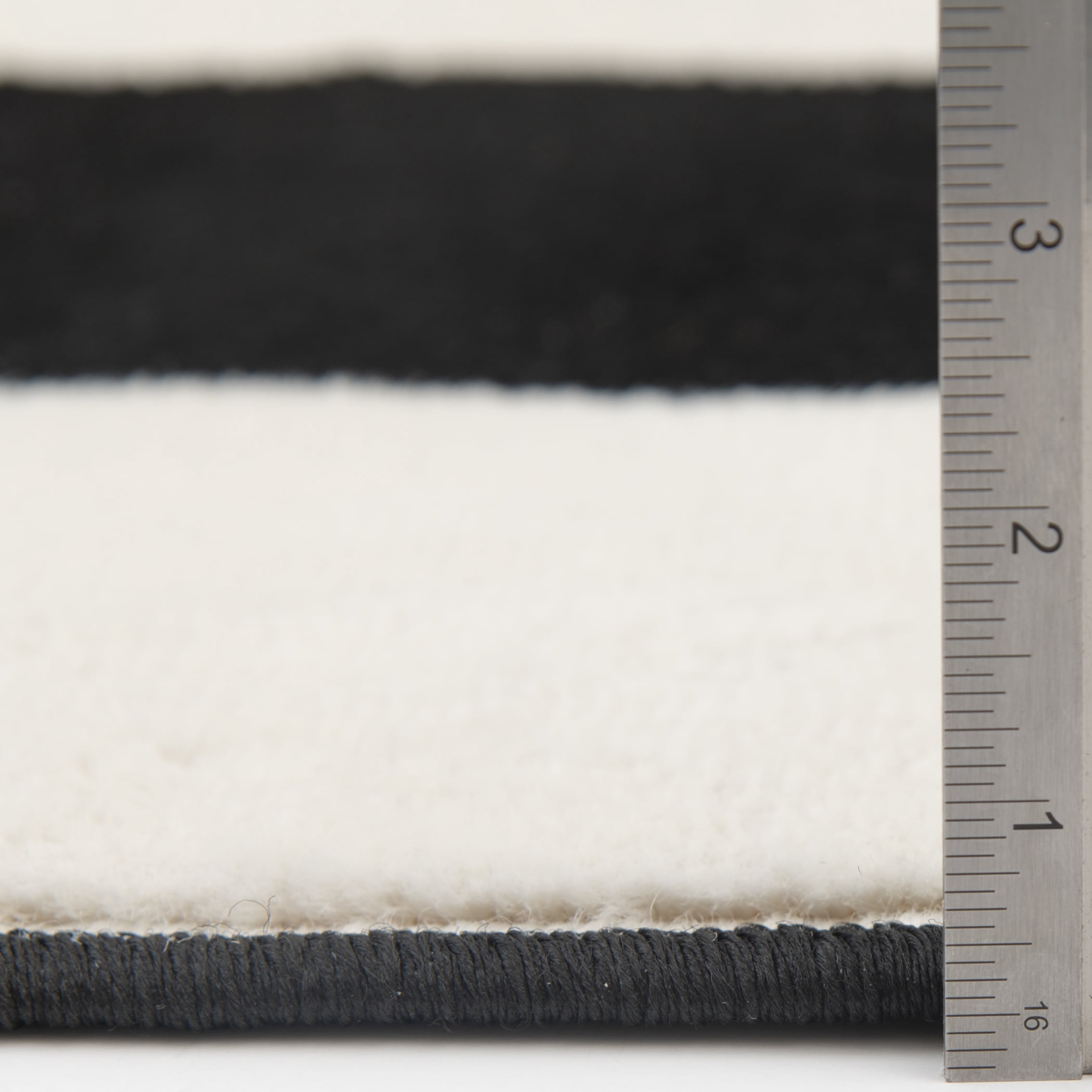 Tapis décoratif Mainstays Kids Checker à poils courts noir et blanc, 90 x 150 cm, recommandé pour le couloir, la chambre, la cuisine et la buanderie.