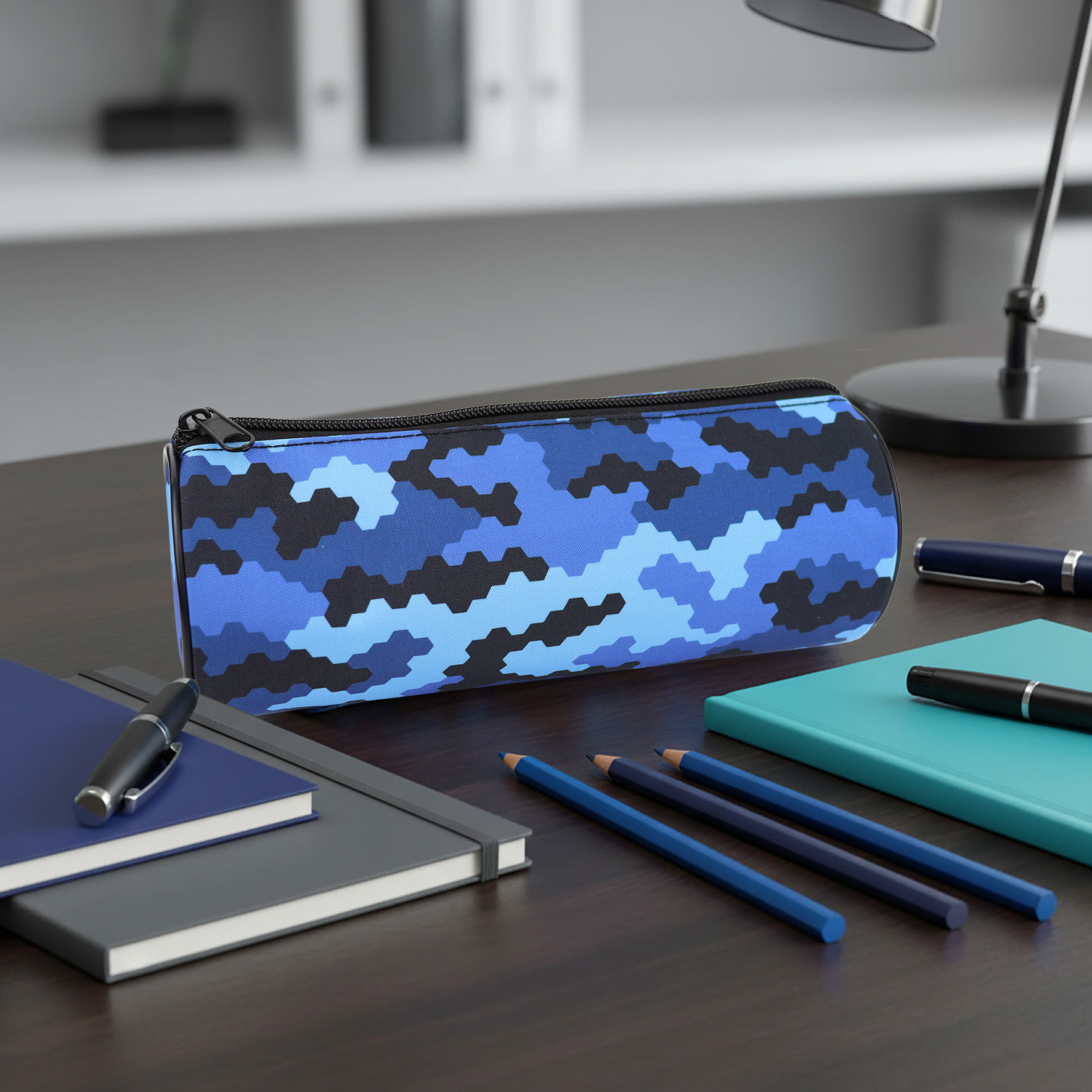Pen+Gear  Étui à crayons cylindrique motif camouflage numérique bleu, polyester imprimé, l’école primaire et le premier cycle du secondaire