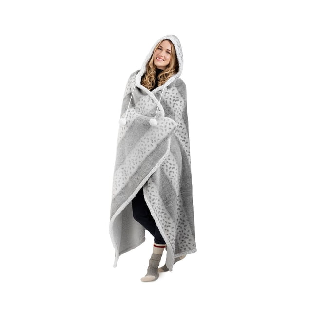 Safdie & Co. Hoodzy Couverture en Fausse Fourrure Grise Portée par une Personne, une Couverture Jetée Surdimensionnée Taille Unique en Fausse Fourrure Grise avec Capuche et Cordons à Pompon, Fabriquée en polyester Doux 100 %, Lavable à la machine, Idéale pour une Chaleur Douillette à la Maison Ou au Bureau.