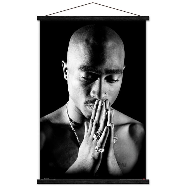 Tupac - Affiche Murale de Prière, 14,725 Pouces x 22,375 Pouces, Affiche Lustrée en Noir et Blanc Montrant une Figurine Sans Chemise avec les Mains Pressées pour la Prière, Ornée de Multiples Anneaux et d'Un Collier Chaîne, sur Fond Noir Uni, Convient à la Décoration Murale de Chambre Ou de Bureau.