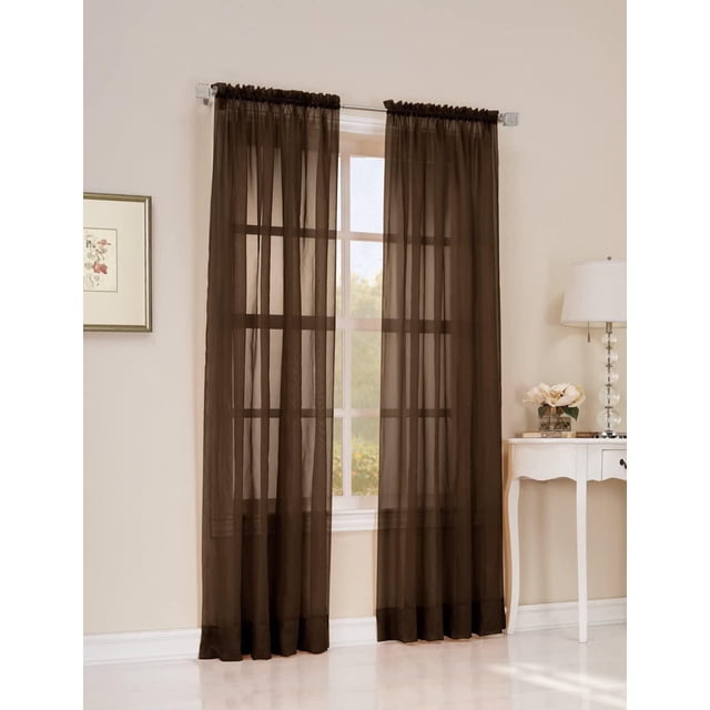SUN TEXTILE CURTAIN à Passe-Tringle en VOILE Brun, Tissu VOILE Transparent Suspendu sur une Tringle Argentée au-Dessus d'Une Fenêtre avec Carreaux, Filtrant Délicatement la Lumière et Améliorant l'Intimité dans une Pièce Neutre avec des Plinthes Blanches, un Imprimé floral Encadré à Gauche, et une table d'Appoint Blanche avec une Lampe en Verre et des Fleurs à Droite, Idéal pour Superposer avec d'Autres Rideaux Transparents.