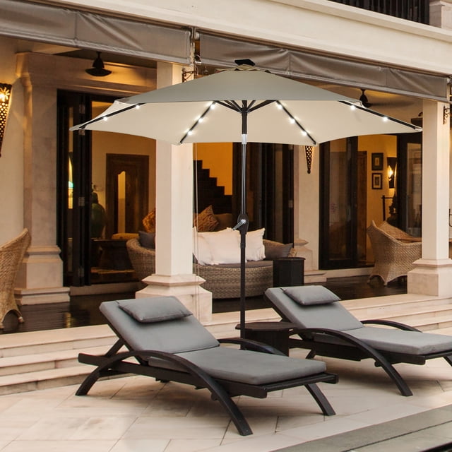 Costway Parasol de Marché pour Patio de 9 Pieds à DEL Solaires en beige avec Inclinaison Réglable et Manivelle, Exposé à l'Extérieur Près des Chaises Longues. Idéal pour l'Ombre sur le Patio et l'Éclairage Extérieur, Il Comprend 18 Lumières DEL à Énergie Solaire sur six Nervures Robustes, un Auvent en polyester Ventilé et un Poteau en Fer de 1,5 Pieds' de Diamètre pour la Stabilité.