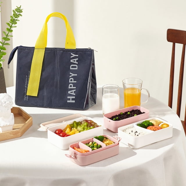 Lunch Sac à Étanche, Seaux à Lunch Bleu Marine avec Poignées Jaunes, avec Texte « Happy Day » sur le Côté. le Sac à Lunch Fourre-Tout Isolé et portable Est Placé sur une table à Côté de Boîtes bento Remplies de Nourriture Colorée, de Verres de Lait et de Jus d'Orange, et d'Articles Décoratifs. Conçu pour les Femmes et les Filles, Ce Sac à Lunch Réutilisable Est Idéal pour le Travail, les Pique-Niques, les Voyages et l'Utilisation Extérieure.