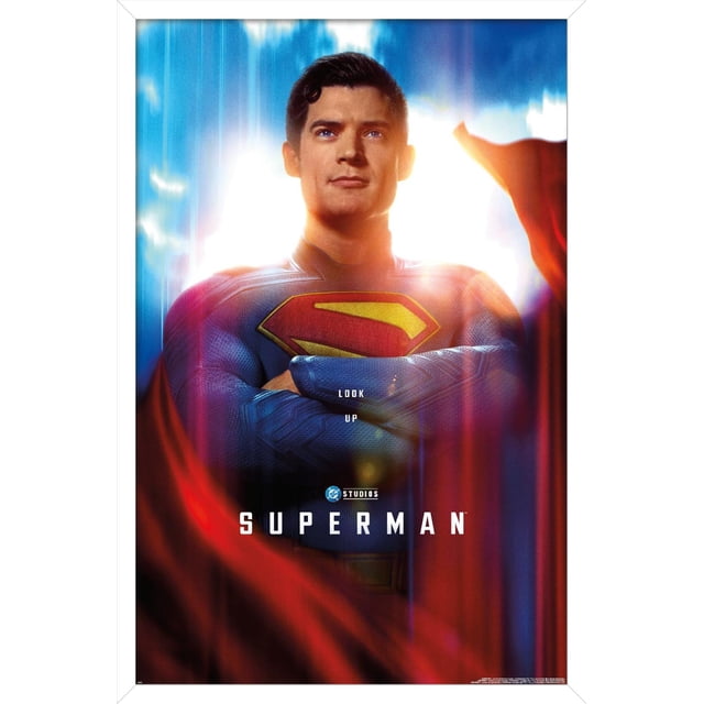 DC Studios Superman (2025) - Affiche Murale Gros Plan d'Une Feuille Représentant un Gros Plan Centré du Haut du Torse de Superman avec les Bras Croisés, Mettant en Vedette la Combinaison Bleue Texturée et l'Emblème « s » Rouge et Jaune sur la Poitrine, sur un Fond Lumineux et Lumineux avec une cape Rouge Fluide, Incluant le Texte « Regarde vers le Haut » au-Dessus du logo DC Studios et le Titre « Superman » Ci-Dessous, Idéal pour l'Art Mural dans les