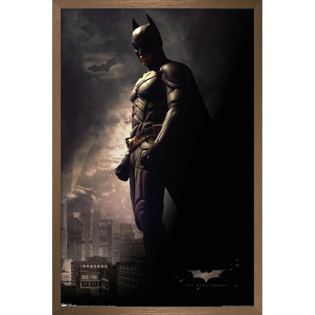 DC Comics Film - The Dark Knight - Batman dans l'Ombre Affiche Murale, 22,375 Pouces x 34 Pouces Affiche Encadrée Montrant Batman en Complet Blindé Détaillé et cape Se Tenant de Profil contre une Ligne d'Horizon de Ville Sombre avec un Symbole de Chauve-Souris Projeté dans le Ciel Nuageux, Idéal pour la Déco Murale de la Maison Ou du Bureau.