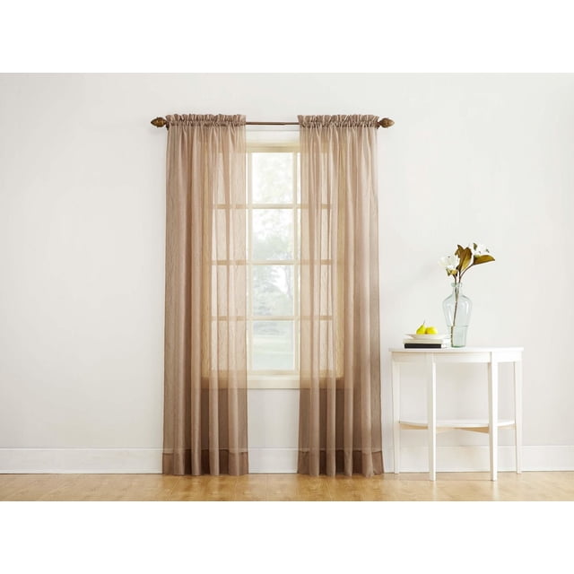 SUN TEXTILE Dessus de Poteau Écrasé CURTAIN en voile Transparent Écrasé Brun Pâle avec Conception à Passe-Tringle, Filtrant Doucement la Lumière du Soleil Tout en Améliorant l'Intimité, Suspendu sur une Tringle en Bois au-Dessus d'Une Fenêtre dans une Pièce Lumineuse avec des Murs Blancs et une table d'Appoint Blanche avec un vase en Verre et des Fleurs, Idéal pour Superposer avec d'Autres Habillages de Fenêtre.