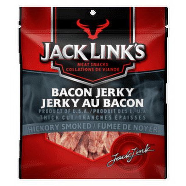 JACK LINK'S BACON JERKY 65 g dans un Sac Refermable Rouge et Noir avec des Tranches Épaisses de BACON JERKY de Porc Fumé au hickory, Étiqueté en Anglais et en Français comme Produit Américain, Convient à une Collation Riche en Protéines en Tout Temps.