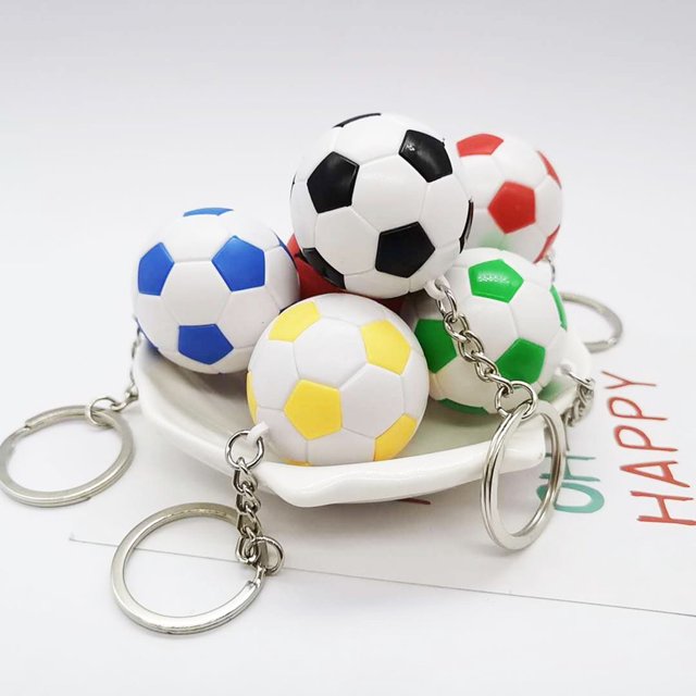 2 Pcs Porte-Clés Vibrant Couleur ABS École Carnaval Récompense de Football Porte-Clés pour les Enfants Rouge