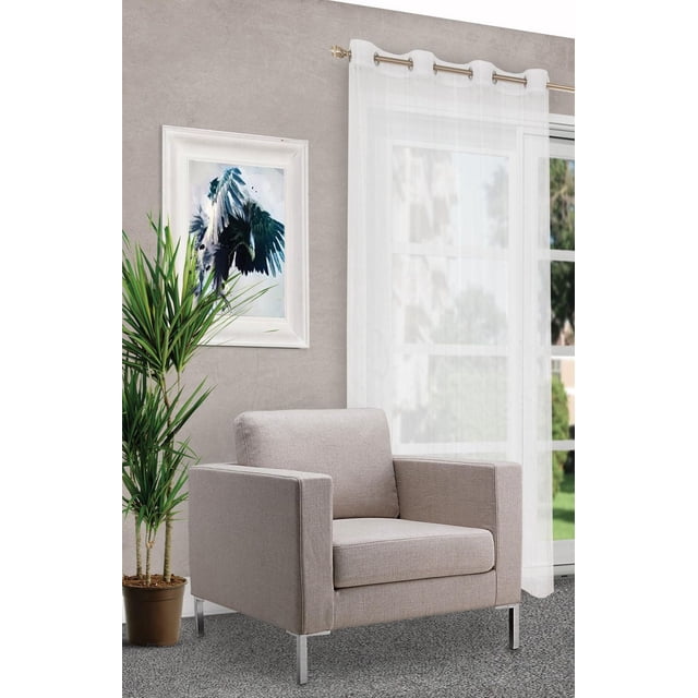 Gouchee Home Harper Voilage à Oeillets à Rayures, Ensemble de 2 Panneaux, Rideaux Blancs Voilages avec de Subtiles Rayures Verticales Suspendus sur une Tringle en Métal dans une Pièce Lumineuse avec un Fauteuil en Tissu beige sur des Pattes en Métal, une Plante Verte en Pot et une Oeuvre d'Art d'Oiseau Abstraite Encadrée sur un Mur taupe.