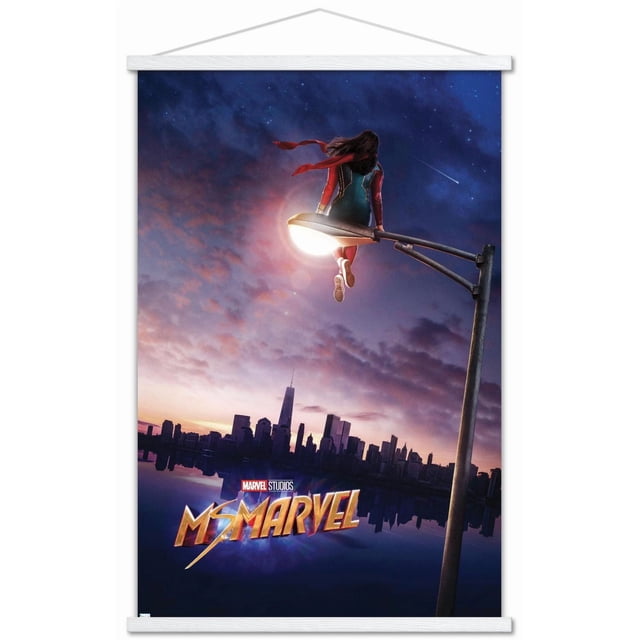 Marvel Ms. Marvel - Affiche Murale Teaser One Sheet, 22,375 Pouces x 34 Pouces, Montrant Ms. Marvel en costume Rouge et Bleu avec une Foulard Rouge Fluide Assise sur un Lampadaire Lumineux au-Dessus d'Une Ligne d'Horizon de Ville au Crépuscule sous un Ciel Étoilé avec une Étoile Filante, Mettant en Vedette le logo Marvel Studios Ms. Marvel. Convient pour Décorer des Chambres, des Bureaux Ou des Dortoirs.