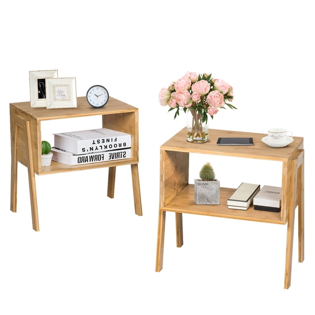 Costway Ensemble de 2 tables de Nuit en Bambou Empilables Table de Sofa Table de Chevet avec Tablette de Rangement. l'Image Montre Deux tables de Nuit en Bambou à Fini Naturel, Chacune avec un Dessus Plat et un Compartiment de Rangement Ouvert. l'Une Table de Nuit Est Conçue avec des Livres, une Horloge et une Petite Plante, l'Autre Présente un vase de Fleurs, une Tablette et une Déco Supplémentaire. Ces tables Empilables Sont Fabriquées en Bambou 100 % Naturel avec une surface Laquée, Offrant un design compact et Polyvalent Adapté aux Chambres, Salons Ou Aire de Réception.