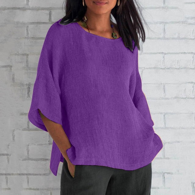 Chemises à Manches 3/4 pour Femmes Été Tendance Unies en Coton et Lin T-Shirts Coupe Ample Blouses à Col Rond Hauts Décontractés pour Dames dans une Couleur Violette Vibrante. Cette blouse d'Été pour Femmes Présente une Encolure Ronde, des Manches Raccourcies et une Coupe Décontractée, Idéale pour le Printemps, l'Été et l'Automne. Fabriquée en Tissu Léger en Coton et Lin, Convient à un Usage Quotidien, aux Fêtes Ou aux Sorties Décontractées. Exposée sur un Fond de Mur de Briques Blanc.