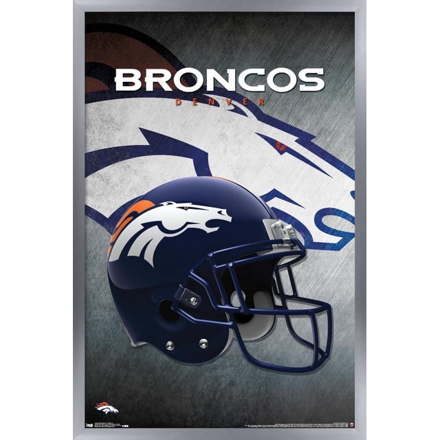 NFL Denver Broncos - Affiche Murale du Casque 16, 22,375 Po x 34 Po Montrant une Vue Latérale Centrée d'Un Casque de football Bleu Marine avec le logo du Cheval Blanc et orange des Denver Broncos, Ensemble sur Fond Gris Texturé avec un Grand Emblème des Broncos Délavé et un Texte Blanc Audacieux « Broncos » au-Dessus, Idéal pour la Déco Murale de la Boutique de Fans de la NFL.
