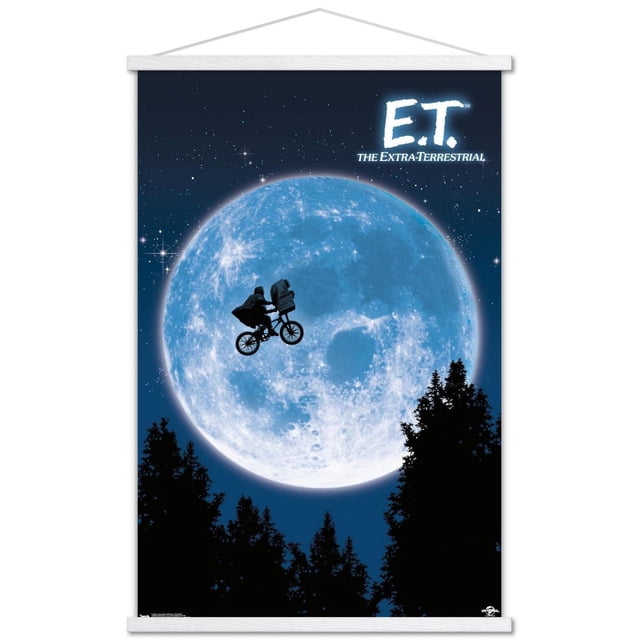 E.T. The Extra-Terrestrial Affiche Murale, 22,375 Pouces x 34 Pouces, Représente une Scène de Ciel Nocturne Lustrée avec une Grande Pleine Lune Bleue, des Arbres Silhouettés au Bas, et une silhouette d'Un Garçon Chevauchant une Bicyclette Transportant E.T. dans un Panier Volant à Travers la Lune, Convient comme art Mural pour la Déco de la Maison et les Chambres d'Enfants, Facile à Accrocher avec Montages Adhésifs Inclus.