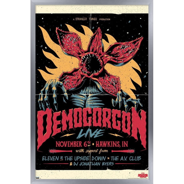 Netflix Stranger Things - Demogorgon Affiche Murale en Direct, 22,375 Pouces x 34 Pouces Encadrée, Représentant un Demogorgon Rouge Orienté vers l'Avant avec une Bouche Ouverte Semblable à une Fleur et des Dents Tranchantes, Mains Griffées au-Dessus du Texte Rouge Audacieux « Demogorgon Live » sur un Fond Noir avec des Flammes Jaunes, Présentant des Détails d'Événement pour le 6 Novembre à Hawkins, en, Soutenu par Eleven & The Upside