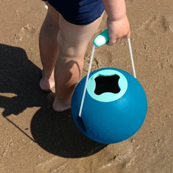 Quut - Mini Ballo - Seau de Plage Anti-Fuite pour Enfants - Petite Taille - Poignée Facile à Saisir - Plastique Durable - 18 Mois+ - Inclut Cuppi & Formeur de Sable Magique - Parfait pour Châteaux de
