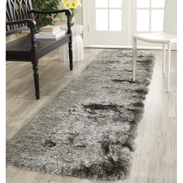 Safavieh Paris Darwin Tapis Coureur à Poils Longs en Peluche avec motifs de Carreaux Épais, Gris et Noirs en Peluche sur Plancher de Bois Clair entre un Banc en Bois Noir et une Chaise Blanche Près d'Une Porte à Panneaux de Verre, Idéal pour Ajouter de la texture et de la Chaleur aux Espaces Étroits.