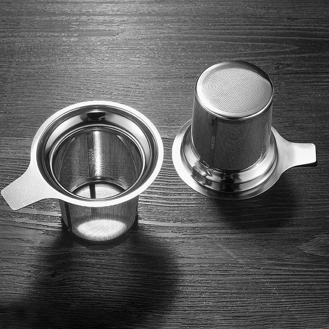 XYAIYT Filtre à Thé en Acier Inoxydable 304 durable et Résistant à la Rouille avec filtration Efficace, Présenté en Ensemble de Deux. l'Infuseur à Thé Présente un design à Maille fine pour Séparer les Feuilles de Thé de l'Eau, Convient aux Tisanes en Feuilles et aux Herbes. Sa Conception Conviviale Convient à la Plupart des Tasses et pots à Thé, avec une construction durable et Facile à Nettoyer. Affiché sur une surface en Bois Foncée.