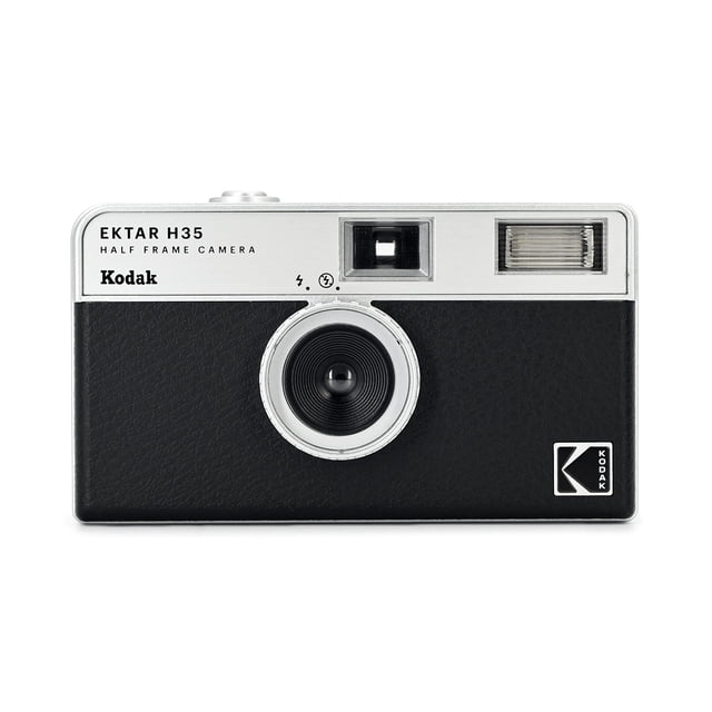 Kodak Ektar H35 Appareil Photo à Demi-Cadre Noir, Doté d'Un design compact et Léger avec flash Intégré pour une Utilisation Polyvalente Intérieure et Extérieure. l'Appareil Photo Permet d'Économiser du Film en Capturant Deux Fois Plus d'Images par Rouleau, le Rendant Idéal pour les Débutants et les Passionnés de Photographie Analogique. la Vision Frontale Met en Valeur l'Objectif, le Viseur et le flash, avec une Finition Noire et Argent Élégante.