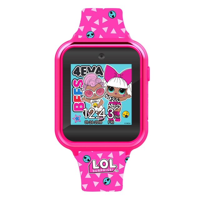 L.O.L. Surprise! Montre Interactive à Écran Tactile avec Caméra en Rose Vif avec Affichage Numérique Carré avec Deux Personnages L.O.L. Surprise! et Texte « 4eva BFFS », Affichant l'Heure 12:43 PM et la date 01-26-2018. le Bracelet Rose Est Décoré de triangles Blancs et de Visages Souriants Bleus. Cette Montre Intelligente pour Enfants Offre des Fonctions Caméra, Jeux et Podomètre.