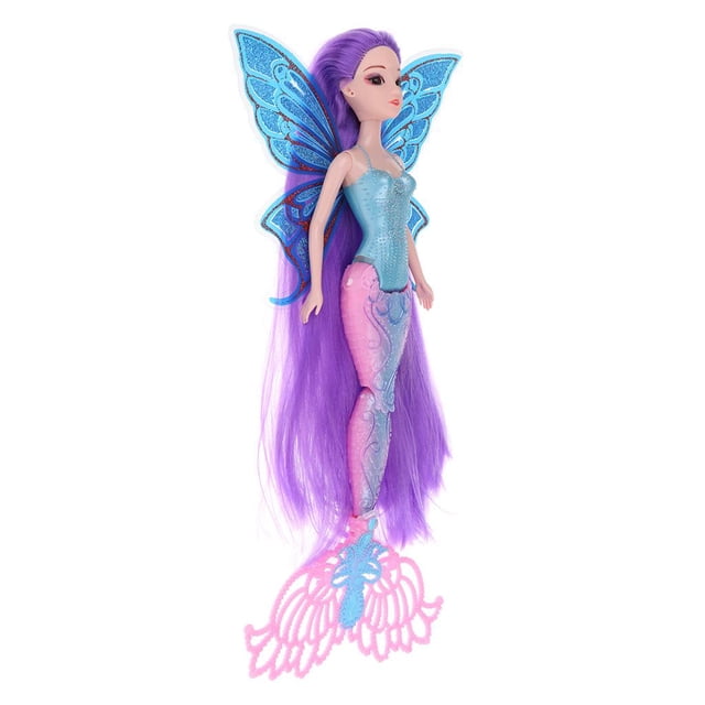 al Poupée Mermaid 30 cm, Jouet Poupée avec Ailes Scintillantes Présentant un design vibrant avec une Toupie Bleue, une Queue Mermaid Rose et des Ailes de Papillon Bleues Scintillantes. la Poupée a des Cheveux Longs et Épais Violets et une Tête, des Bras et une Queue Mobiles. la Queue Est Complexément Détaillée et Peut Se Balancer d'Un Côté à l'Autre. Fabriquée en Plastique durable avec des Cheveux en Fibre Synthétique, Cette Poupée de 40 cm de Hauteur Est Idéale pour le Jeu Imaginatif et Constitue un Excellent Cadeau pour les Enfants.