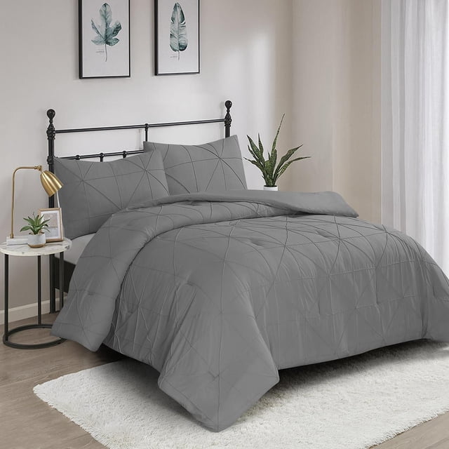Ensemble de Douillette Hartford à Plis Pincés 3 Pcs en Gris Uni avec Motif Piqué à Plis Partout, Incluant une Douillette et Deux Couvre-Oreillers Assortis sur un Cadre de Lit en Métal Noir dans une Chambre Moderne avec Murs Légers, un Tapis Blanc et des Plantes Vertes. Cet Ensemble en polyester Hypoallergénique Est Lavable à la machine et Sécuritaire pour le Séchage à la Tasse, Idéal pour Rafraîchir la Chambre.