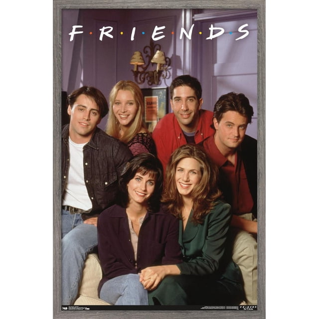 Friends - Affiche Murale d'Appartement, 22,375 Po x 34 Po Mettant en Vedette les six Personnages Principaux de l'Émission Télé Friends Assis Ensemble dans un Appartement aux Murs Violets avec une Applique Murale vintage et une Oeuvre Encadrée, Imprimée sur Papier Fini satin de Qualité Supérieure et Encadrée en Bois Gris, Convient à la Décoration Murale de Chambre, Salon Ou Dortoir.