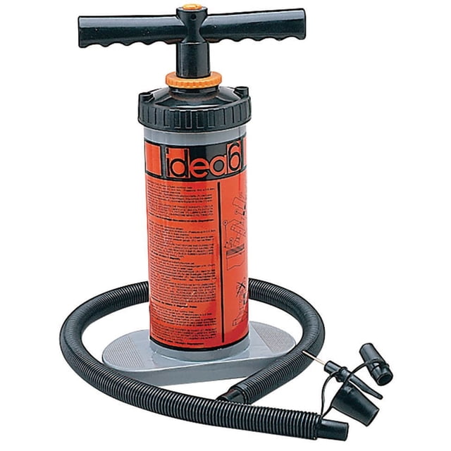 Pompe Manuelle à Double Action Mondialement Célèbre avec un Cylindre en Plastique Rouge et Noir Présentant des instructions Imprimées, une Grande Poignée Noire avec un Col orange, et un Boyau Noir flexible Anti-Coude avec Plusieurs Adaptateurs, Idéale pour Gonfler de Grands Matelas Pneumatiques et Autres Grands Gonflables.