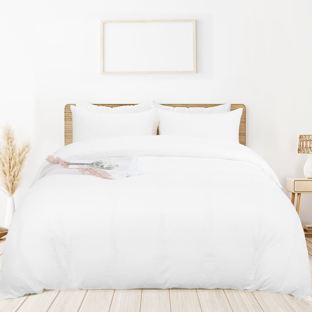PiccoCasa Ensemble de Housse de Couette 3 Pcs en Microfibre Douce et Respirante Blanc Simple Montré dans une Chambre Douillette. l'Ensemble Comprend une Housse de Couette Blanche et Deux Taies d'Oreiller Assorties en Matériau Microfibre Brossée, Connu pour Sa Douceur, Sa Respirabilité et Sa Durabilité. la Housse de Couette Présente une Fermeture Éclair Métallique Personnalisée et Quatre Attaches d'Angle pour un placement Sécurisé de la Couette Ou du Édredon. le design de Couleur Unie Blanche Complète Divers styles de Chambre, Créant un Ensemble de Literie Style Hôtel Qui Se Sent Relax et Confortable.