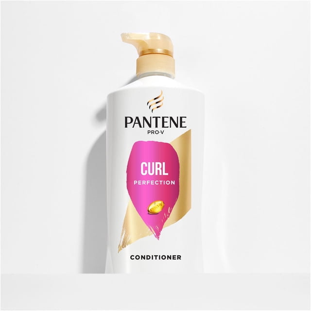 Pantene Curl Perfection Revitalisant Définition des Boucles 72 H en Bouteille Blanche avec Distributeur à Pompe Dorée, Doté d'Une Étiquette Rose et Dorée. Il Nourrit et Définit les Boucles avec de la Pro-Vitamine B5 et des Antioxydants, Convient aux Cheveux Bouclés Ou Ondulés.